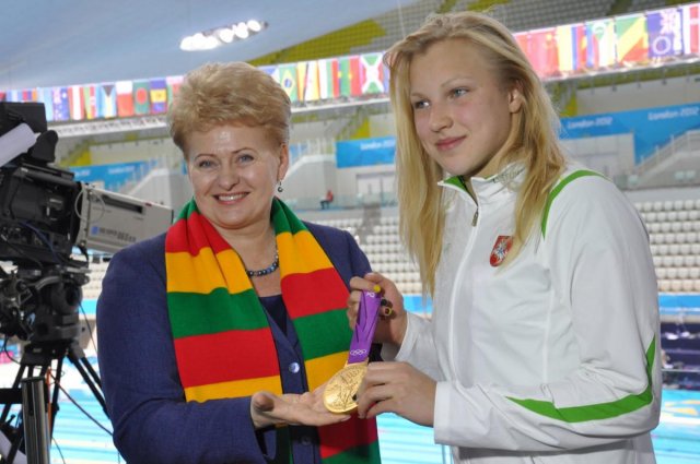 Pirmą kartą D. Grybauskaitė pasveikino R. Meilutytę dar Londone
