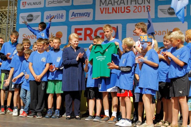 Pernai Prezidentė apdovanojo Jonavos komandą