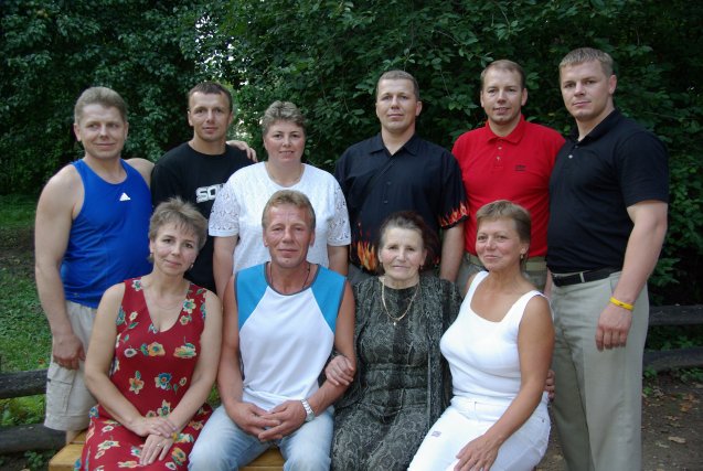 K. Smirnovas (stovi dešinėje) su mama, broliais ir seserimis.