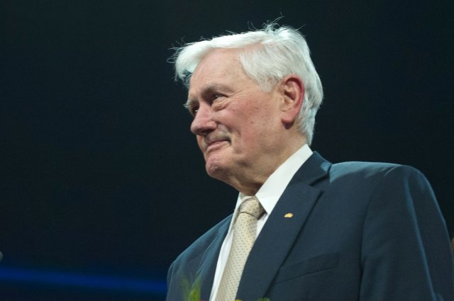 V.Adamkus.