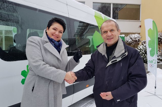 D. Gudzinevičiūtė perduoda automobilio raktelius.