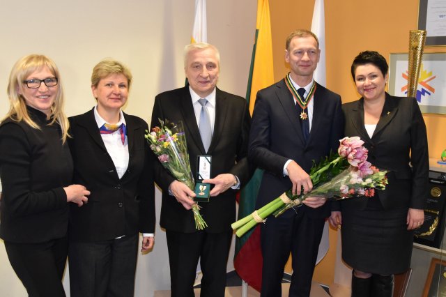 Po posėdžio įteikti apdovanojimai.