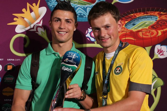 Geriausio rungtynių žaidėjo prizą E. Kadys įteikė C.Ronaldo.