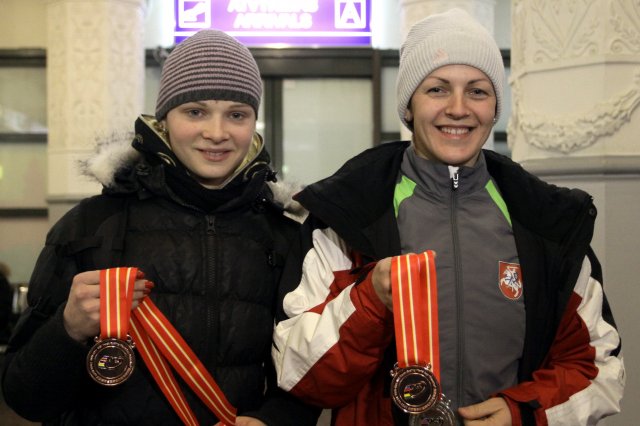G.Gaivenytė (kairėje) ir S.Krupeckaitė su Kinijoje iškovotais medaliais.