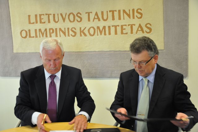 A. Poviliūnas (dešinėje) pasirašo sutartį su B. Vasiliausku