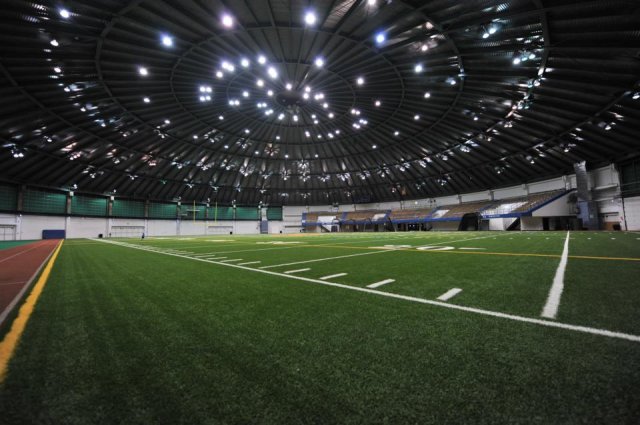 Sirakūzų universiteto uždaras dirbtinės dangos stadionas.