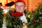 Boksininkas privertė politiką apsivilkti suknelę