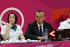 Teisėjas krepšinį žiūri akmeniniu veidu