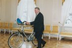 V.Adamkus dviračiu važinėjo net Prezidentūroje
