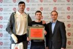 Studentui ranką ištiesė dvyniai