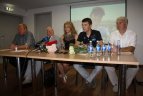 Žiūrovo telefoną išmušė saugodamas kitus