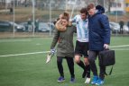 Futbolininkus prižiūri ir moteriškos rankos