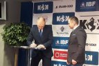 Sukirto rankomis dėl bendradarbiavimo