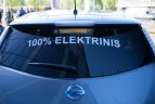 Elektromobilių vairuotojai spruko į krūmus