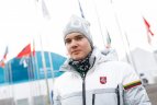 Per uždarymą vėliavą neš kalnų slidininkas