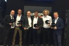 Ant podiumo kartu su savo guru