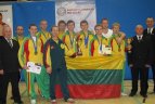 Svarsčių kilnotojai prakaitą nuplovė pirtyje