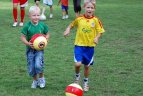 Moksleiviai vasarą leidžia su futbolo kamuoliu