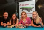 Moterys pamažu okupuoja biliardo stalus