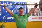 Aplenkė tris varžovus