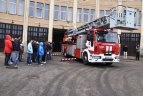 Pas ugniagesius - vaikai ir krepšininkas