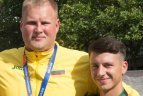 Dirba rankomis, kojomis ir galva