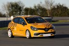 Merginos vairuos naujutėlį automobilį