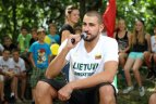 J. Valančiūnas vaikams padainuoti nesiryžo