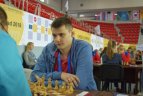 Didmeistris šachmatus derina su pokeriu