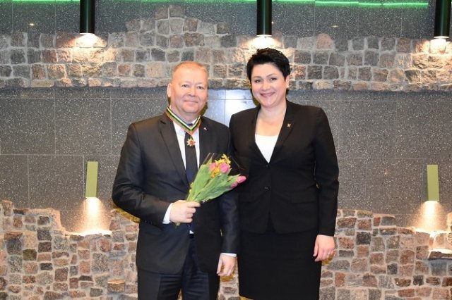 D.Gudzinevičiūtė įteikė V.Grigaravičiui LTOK apdovanojimą.