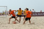 Karštą dieną paplūdimyje virė karštos futbolo kovos