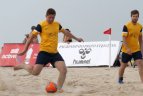 Karštą dieną paplūdimyje virė karštos futbolo kovos