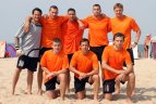 Karštą dieną paplūdimyje virė karštos futbolo kovos