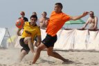 Karštą dieną paplūdimyje virė karštos futbolo kovos