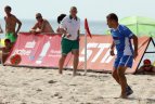 Karštą dieną paplūdimyje virė karštos futbolo kovos