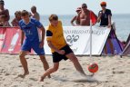 Karštą dieną paplūdimyje virė karštos futbolo kovos