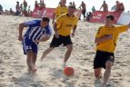 Karštą dieną paplūdimyje virė karštos futbolo kovos