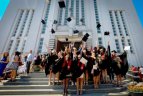 Iškilmingai įteikti diplomai LSU absolventams