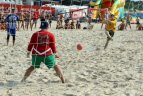 Karštą dieną paplūdimyje virė karštos futbolo kovos