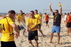 Karštą dieną paplūdimyje virė karštos futbolo kovos
