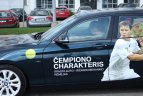 2012 04 24. Iš JAV į Lietuvą grįžusį R.Berankį pasitiko jo atvaizdu papuoštas automobilis.