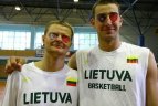 Lietuvos krepšinio rinktinės kandidatai po sunkaus darbo pratybose randa laiko ir rėmėjų akcijoms.