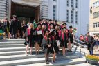 Iškilmingai įteikti diplomai LSU absolventams