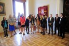 Vilniaus „Kibirkšties-VIČI-IKI“ komandos krepšininkės Vilniaus rotušėje.