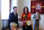 Vilniaus „Kibirkšties-VIČI-IKI“ komandos krepšininkės Vilniaus rotušėje.