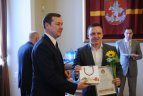 Vilniaus „Kibirkšties-VIČI-IKI“ komandos krepšininkės Vilniaus rotušėje.