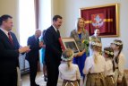 Vilniaus „Kibirkšties-VIČI-IKI“ komandos krepšininkės Vilniaus rotušėje.