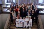 Vilniaus „Kibirkšties-VIČI-IKI“ komandos krepšininkės Vilniaus rotušėje.