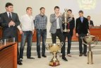 Žalgiriečiai Vilniaus miesto savivaldybei perdavė iškovotus trofėjus