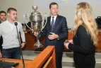 Žalgiriečiai Vilniaus miesto savivaldybei perdavė iškovotus trofėjus